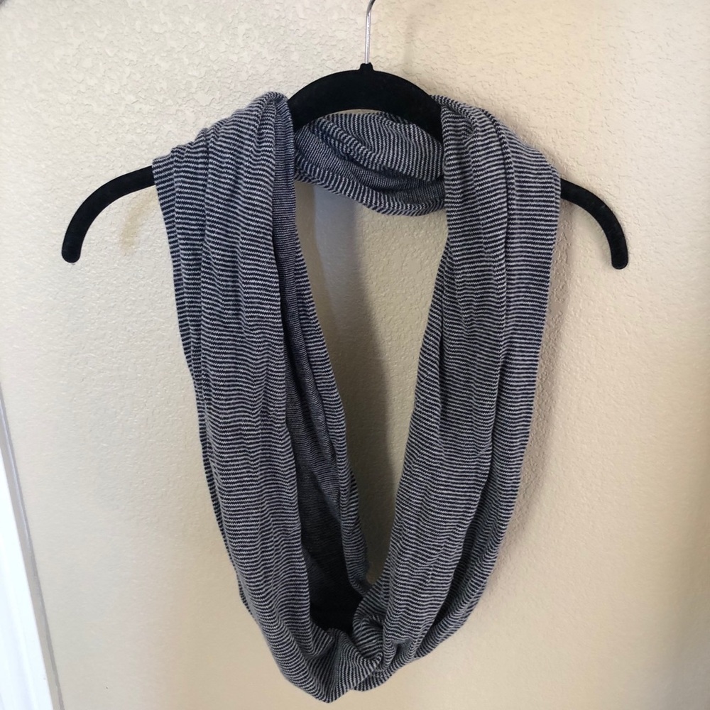 American Eagle Circle Scarf Black and White Stripe